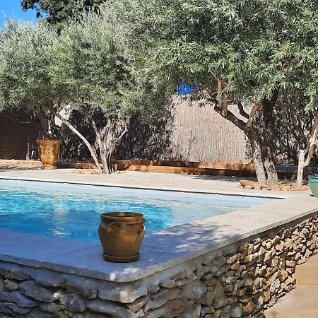 En Provence Piscine Au Calme Entre Arles Nimes Avignon