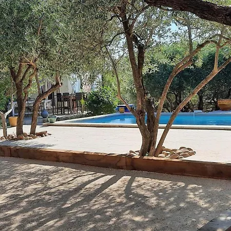 En Provence Piscine Au Calme Entre Arles Nimes Avignon بوكير