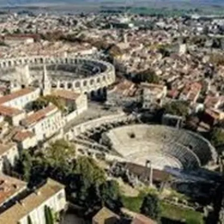 En Provence Piscine Au Calme Entre Arles Nimes Avignon فيلة